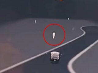 テスラは“幽霊”を検知できる！？墓地で多発する謎の人影表示… 最新EVに搭載された“第6のセンサー”の正体