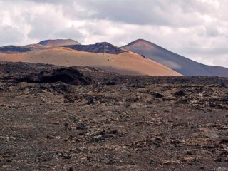 「呪いの石」を返却した観光客 ― 国立公園の“石の祟り”と、その裏に隠された環境破壊