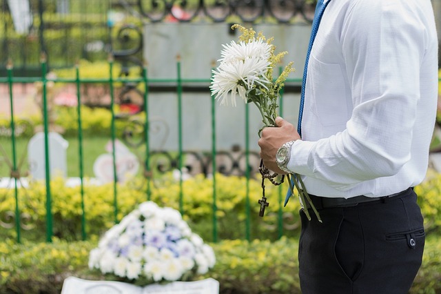 【珍事件】自分の“生前葬”をゲリラ開催した74歳男性 ― 棺桶から復活し「俺がどれだけ愛されているか見たかった」の画像1
