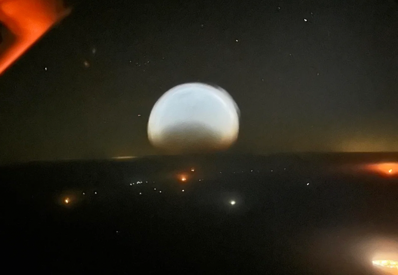 ペルシャ湾上空に“謎の光球”出現、旅客機が緊急回避!その正体は…の画像1