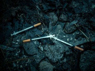 【戦慄】他人の“ハイになった血”を注射する若者たち ― 薬物共有「ブルートゥース」の恐怖とHIV感染爆発