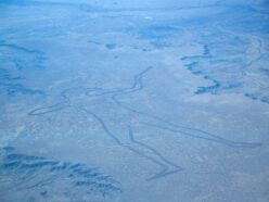 砂漠に突如現れた“巨人” ― 謎の地上絵「マリーマン」と26年間続く犯人探しの物語