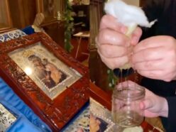 【奇跡か警告か】複製画のイエス・キリストの絵画から“聖なる油”が溢れ出す ― 人々を癒すと噂の「涙する聖画」