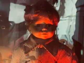 “世界で最も呪われている人形”「ノーマン」を手に入れた家族を襲う原因不明の厄災