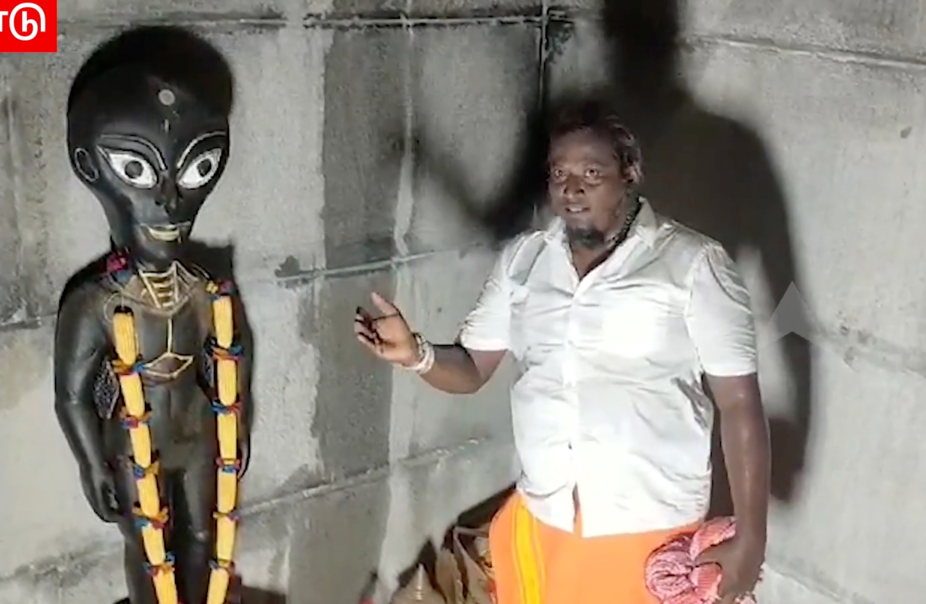 “シヴァ神が最初に創りし救世主”、地下に眠る“黒い偶像”… 「エイリアンを崇める寺院」とは=インドの画像1