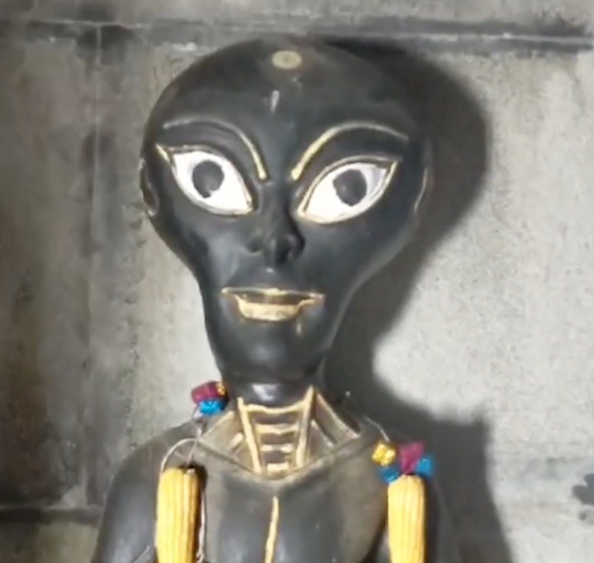 “シヴァ神が最初に創りし救世主”、地下に眠る“黒い偶像”… 「エイリアンを崇める寺院」とは=インドの画像2