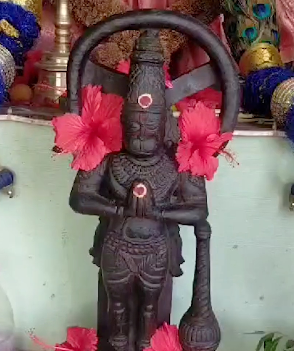 “シヴァ神が最初に創りし救世主”、地下に眠る“黒い偶像”… 「エイリアンを崇める寺院」とは=インドの画像3