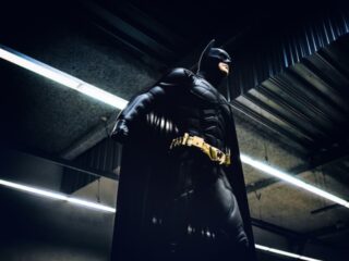 親切心が約2倍に急増！地下鉄に「バットマン」が現れると、なぜ人は席を譲るようになるのか？