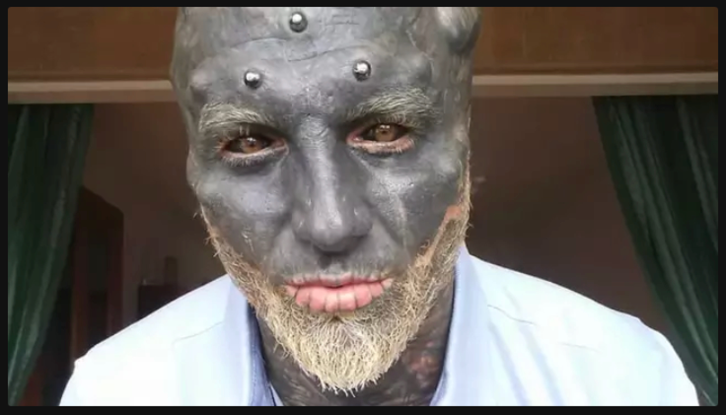 【閲覧注意】鼻と耳を切除し、全身を黒く染めた男「ブラック・エイリアン計画」の現在地の画像1