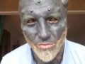 【閲覧注意】鼻と耳を切除し、全身を黒く染めた男