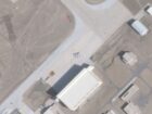 “中国版エリア51”に最新鋭ステルス戦闘機が出現 ― 衛星画像が捉えた“巨大すぎる機体”