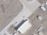 “中国版エリア51”に最新鋭ステルス戦闘機が出現 ― 衛星画像が捉えた“巨大すぎる機体”