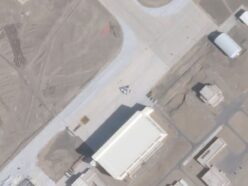 “中国版エリア51”に最新鋭ステルス戦闘機が出現 ― 衛星画像が捉えた“巨大すぎる機体”