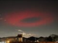 夜空に浮かぶ巨大な「赤い輪」を捉えた奇跡の一枚