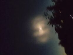 上空に“巨大な顔”が出現！UFOか、それとも… 目撃者が捉えた不気味すぎる発光現象の謎＝インド