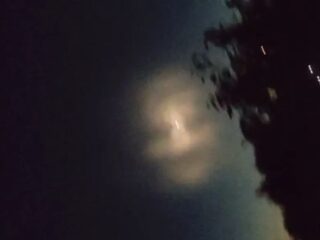 上空に“巨大な顔”が出現！UFOか、それとも… 目撃者が捉えた不気味すぎる発光現象の謎＝インド