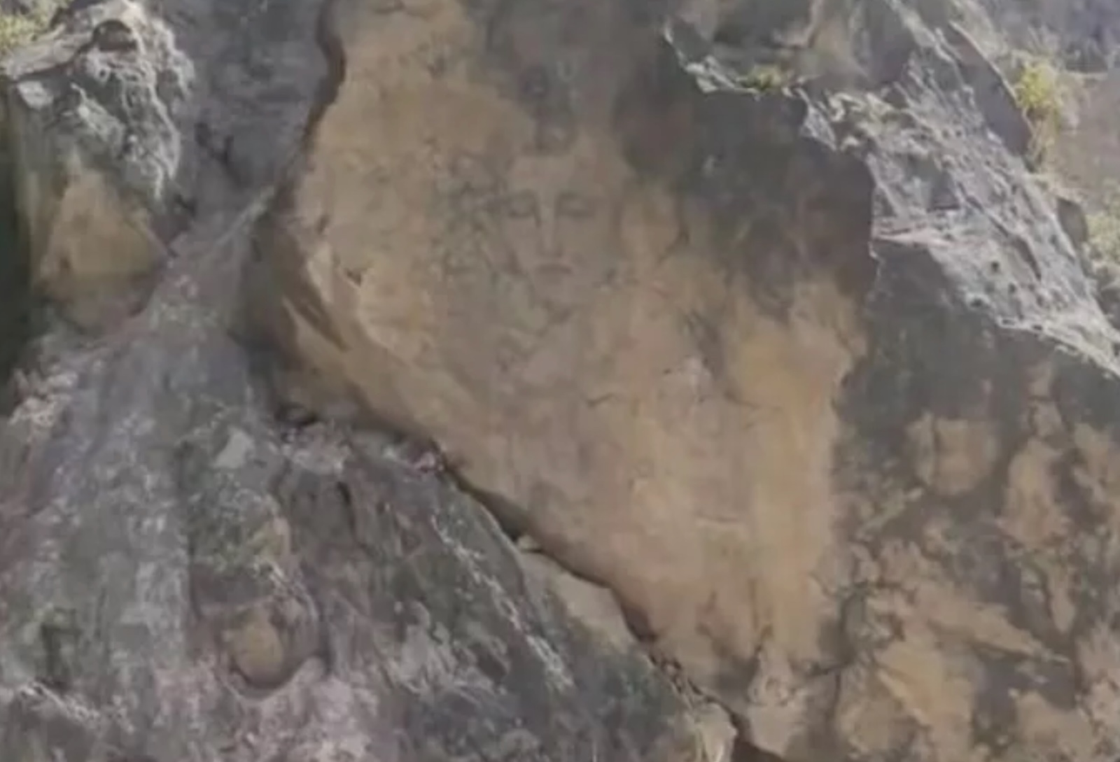 山腹に“聖母マリア”が出現！巡礼者が殺到、奇跡か、それともただの岩か？＝コロンビアの画像1