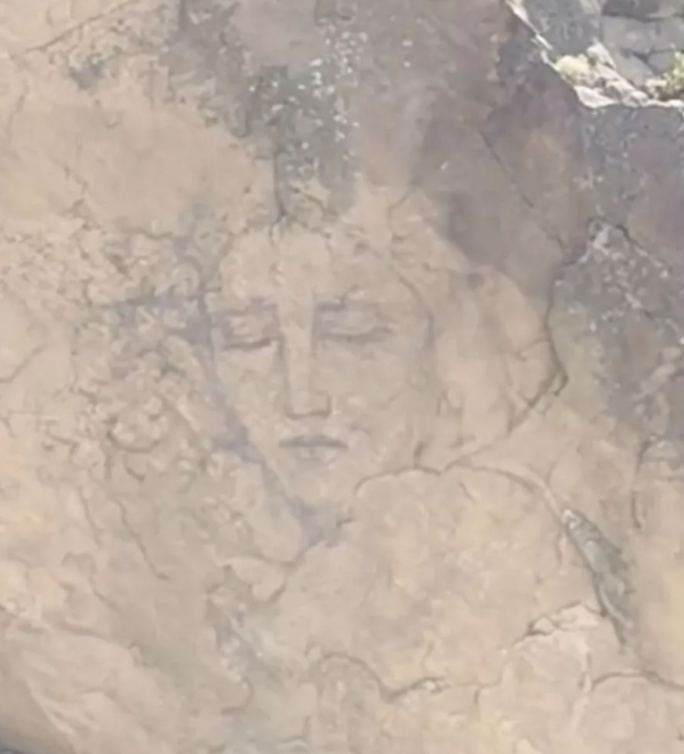 山腹に“聖母マリア”が出現！巡礼者が殺到、奇跡か、それともただの岩か？＝コロンビアの画像2