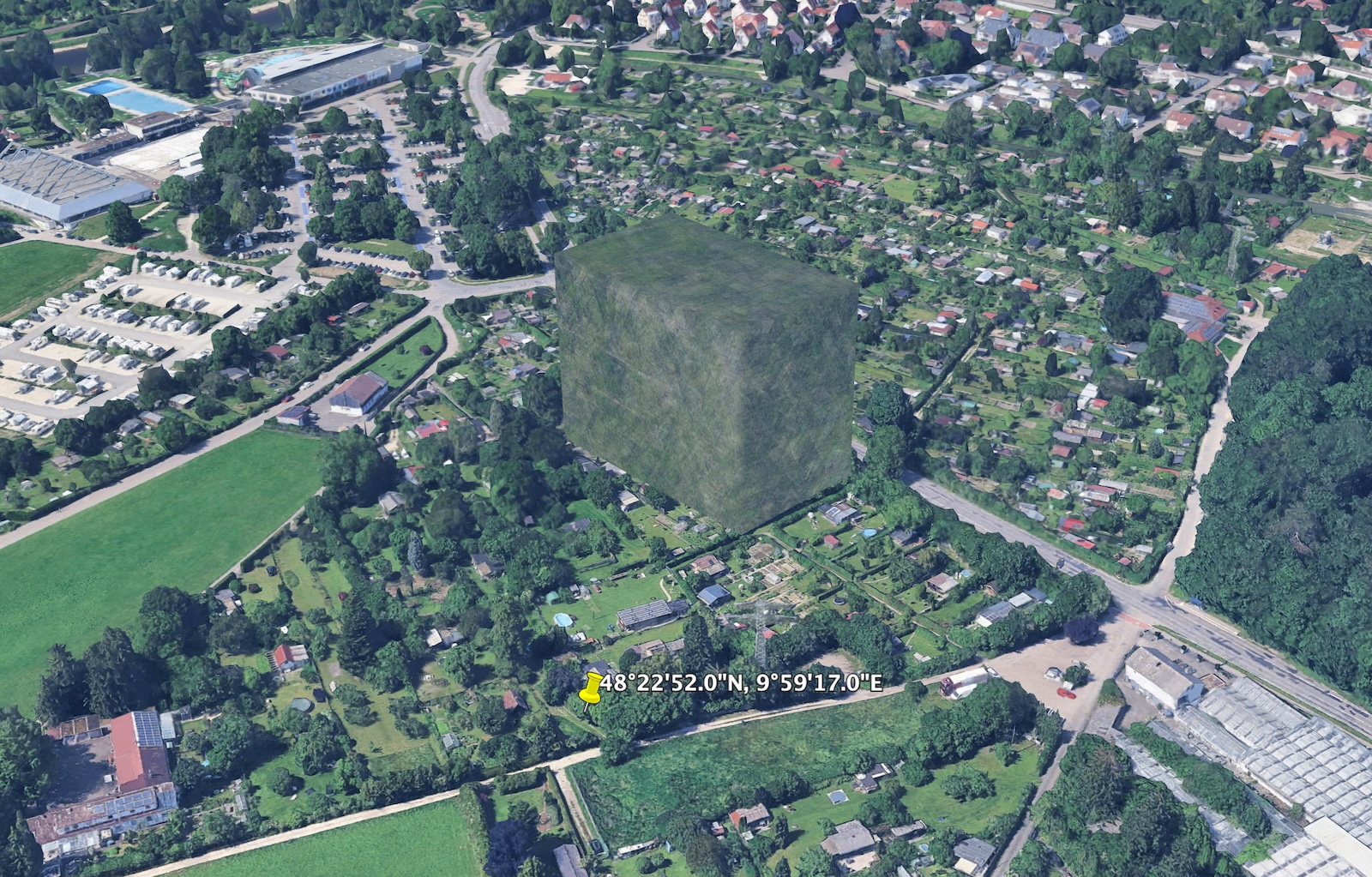 Google Earthに“UFO”が写り込んだ? ドイツ上空に浮かぶ「謎の透明キューブ」が物議の画像1