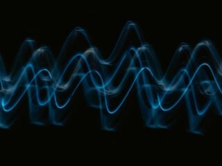 UFO目撃は“周波数”が引き起こす？ 幽霊が見える「19Hz」という奇妙な音が、“見えないはずのもの”を見せている可能性