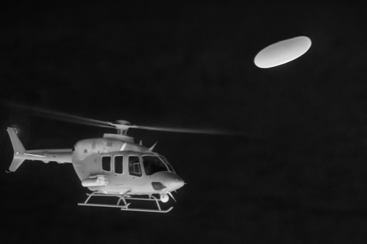 警察ヘリが“緊急回避”を余儀なくされた。米軍基地上空に現れた「ティック・タック」型UFOの脅威の画像3
