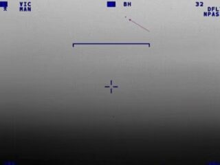 警察ヘリが“緊急回避”を余儀なくされた。米軍基地上空に現れた「ティック・タック」型UFOの脅威