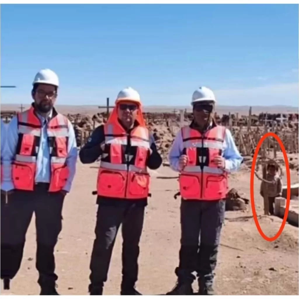 【心霊写真】墓地で撮影されたのは「50年前の子供」の亡霊なのか… 作業員の後ろに佇む謎の少年の正体とは＝チリの画像1