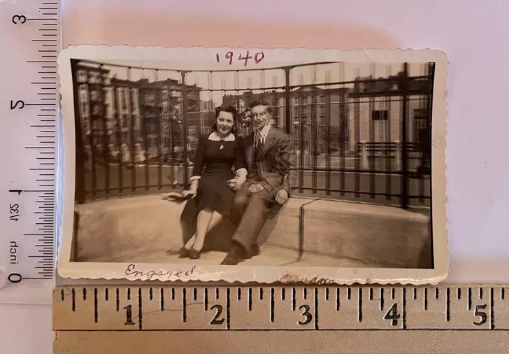 【怪奇】1940年の写真に「15年後に生まれる子供」が写り込んでいた? 物理的にあり得ない心霊写真の謎の画像1
