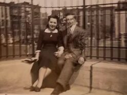 【怪奇】1940年の写真に「15年後に生まれる子供」が写り込んでいた？ 物理的にあり得ない心霊写真の謎