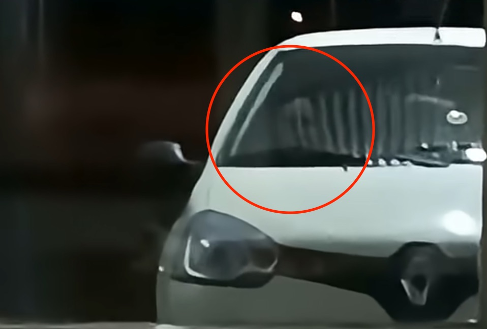 病院の外に駐車された車に潜む「幽霊」の顔? 無人の車内でうごめく影を撮影した戦慄の映像=アルゼンチンの画像1
