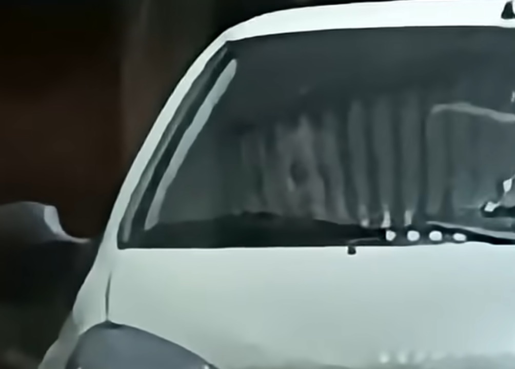 病院の外に駐車された車に潜む「幽霊」の顔? 無人の車内でうごめく影を撮影した戦慄の映像=アルゼンチンの画像2