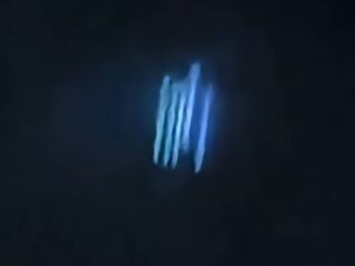 【動画あり】縦に並ぶ奇妙な光の列が出現！ ドローンかエイリアンか… 首都を騒がせる奇妙なUFO＝コロンビア