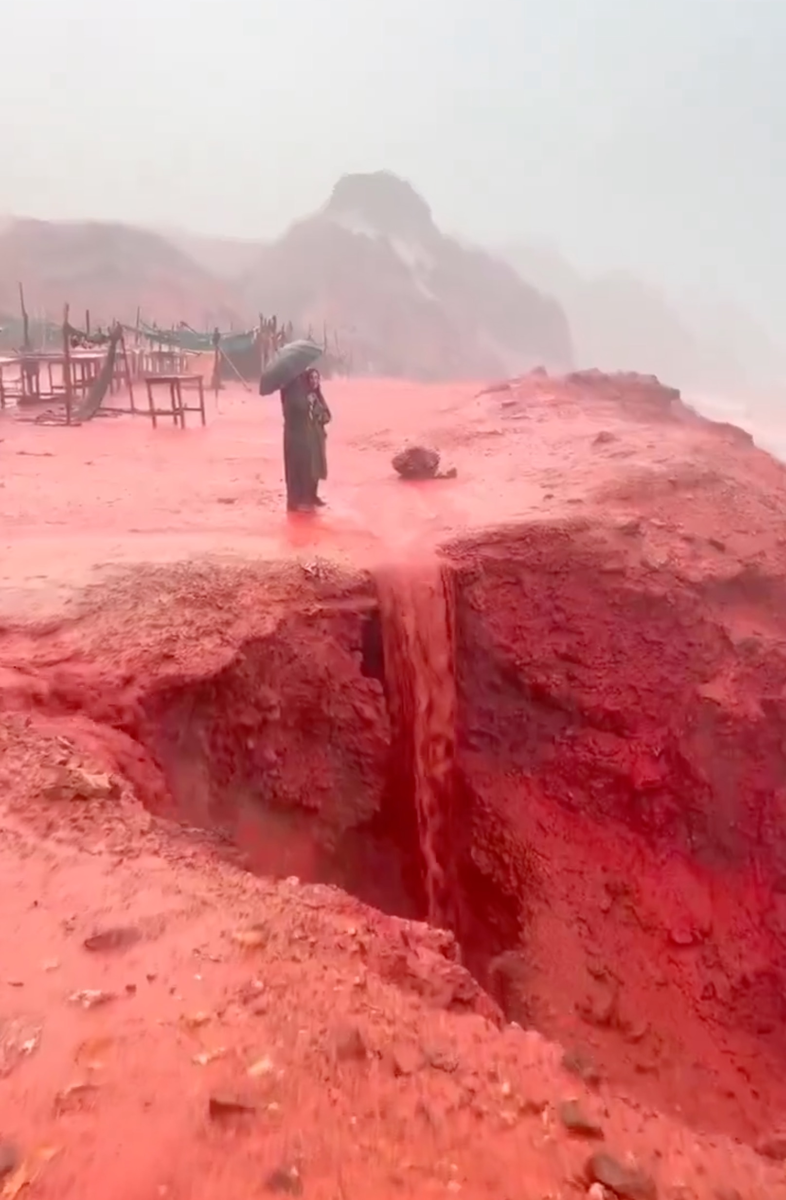 聖書が予言した「十の災い」の再来か? ペルシャ湾が“血の色”に染まる… の画像1