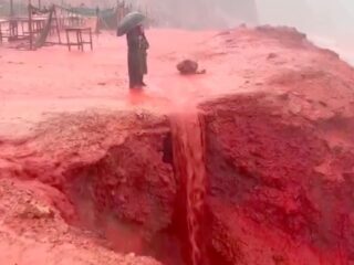 聖書が予言した「十の災い」の再来か？ ペルシャ湾が“血の色”に染まる…