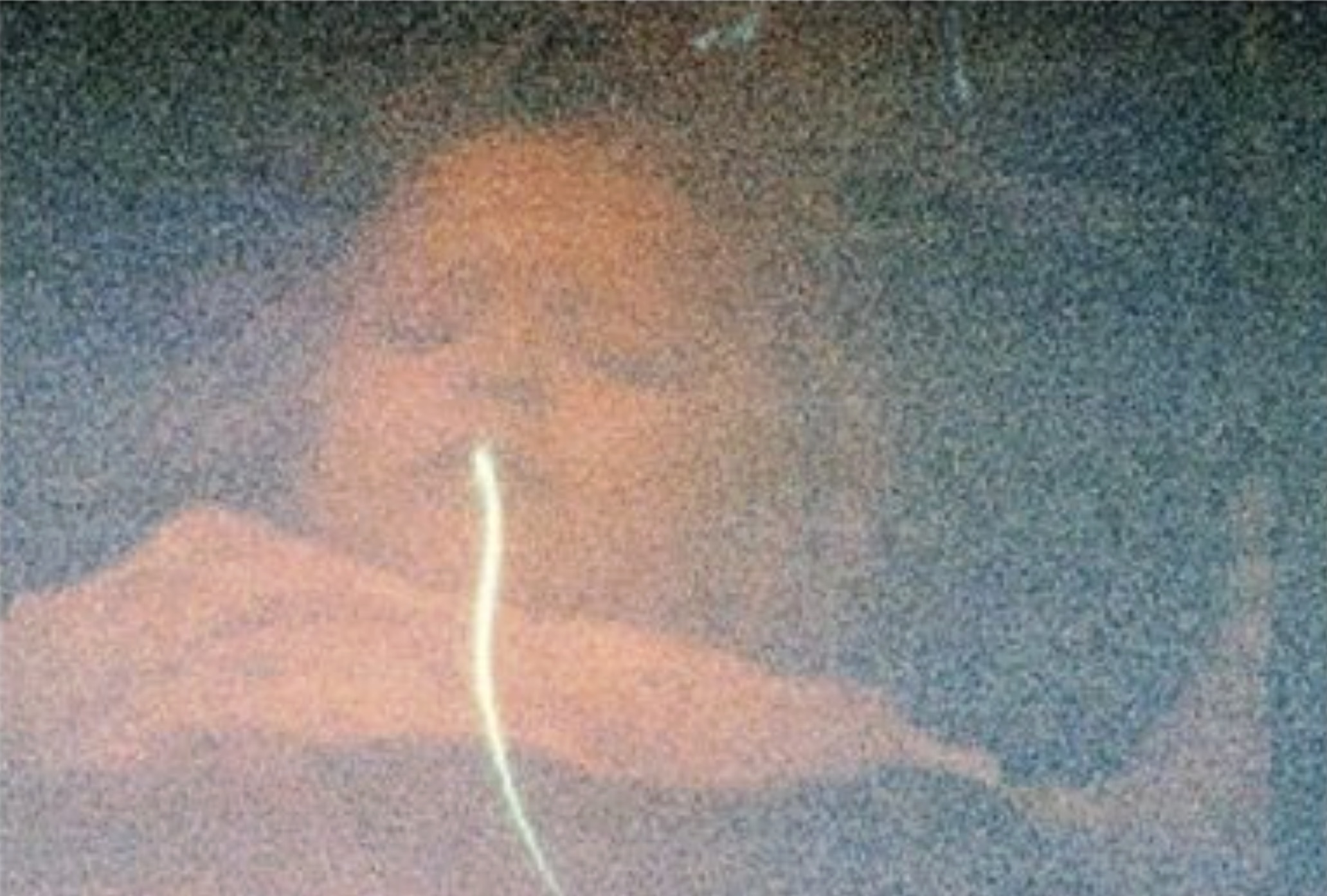 「寝ている娘の口に謎の霊体が侵入する」心霊写真が不気味すぎる… 動物霊か、体外離脱か…衝撃エクトプラズム現象の画像2