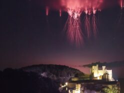 空に浮かぶ巨大な「赤いクラゲ」エイリアン侵略説も飛び出した怪現象の正体とは