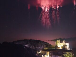 空に浮かぶ巨大な「赤いクラゲ」エイリアン侵略説も飛び出した怪現象の正体とは