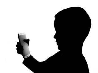 スマホ漬けの子供たちに起きている「静かなる悲劇」科学が証明した負の側面