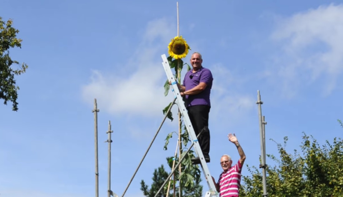 2025年に認定された「ヤバすぎるギネス世界記録」眼球が19mm飛び出す男、舌の長さ10cmの女性の画像5