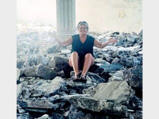 夢のマイホームの床下から「83体の遺体」が出現… そのまま埋め戻して生活する夫婦のメンタルが強すぎる