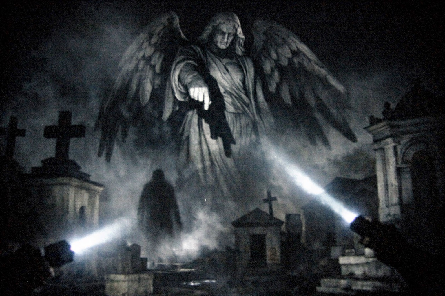 深夜の墓地で天使像が動き出す！？ メキシコで激写された「動く石像」と伝説の少女の謎の画像3