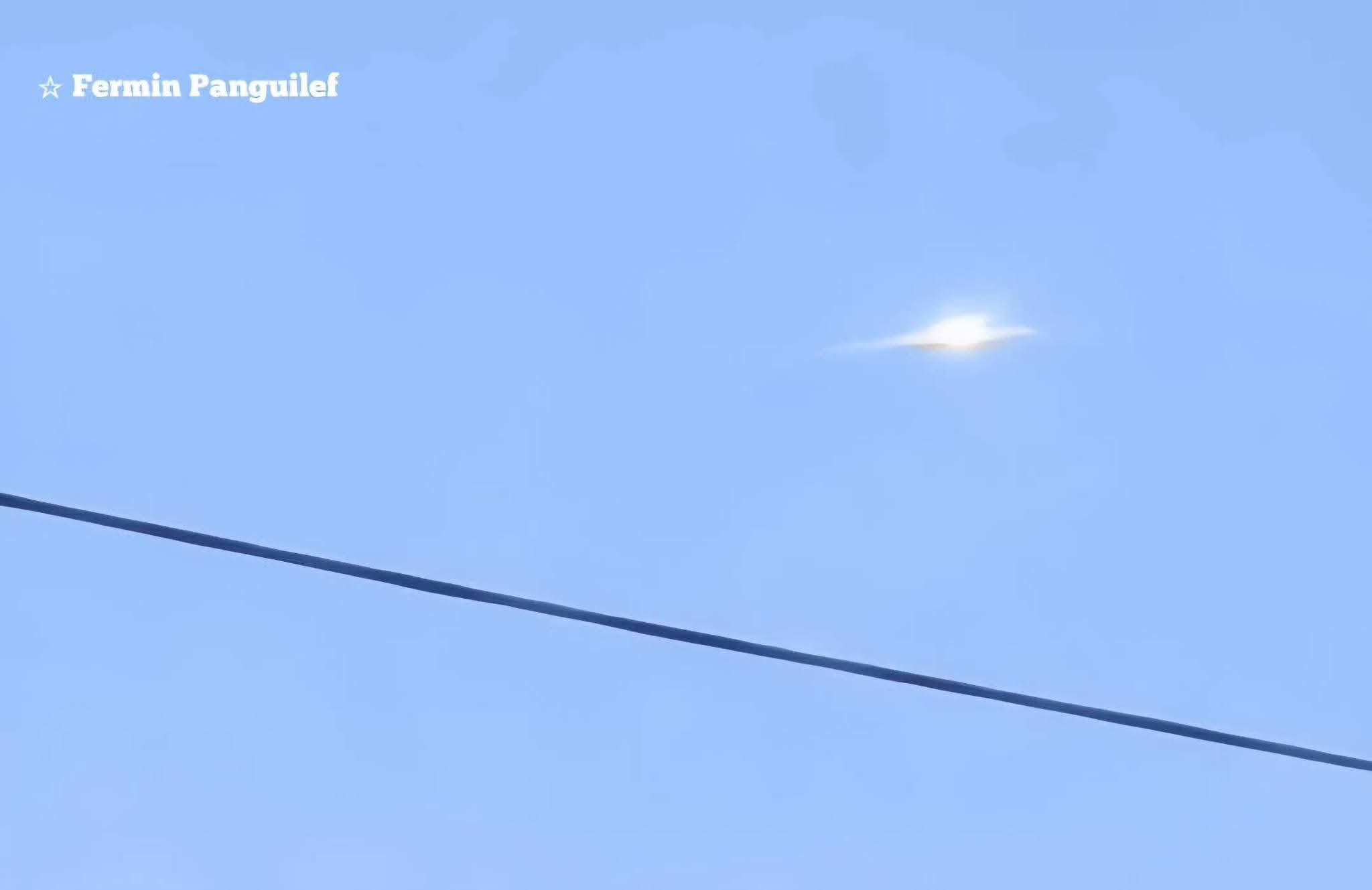 【衝撃】チリに「空飛ぶ円盤」が降臨！ 太陽光を反射する“銀色の機体”をカメラが激撮、白昼の街を凍りつかせた未知の飛行体の画像2