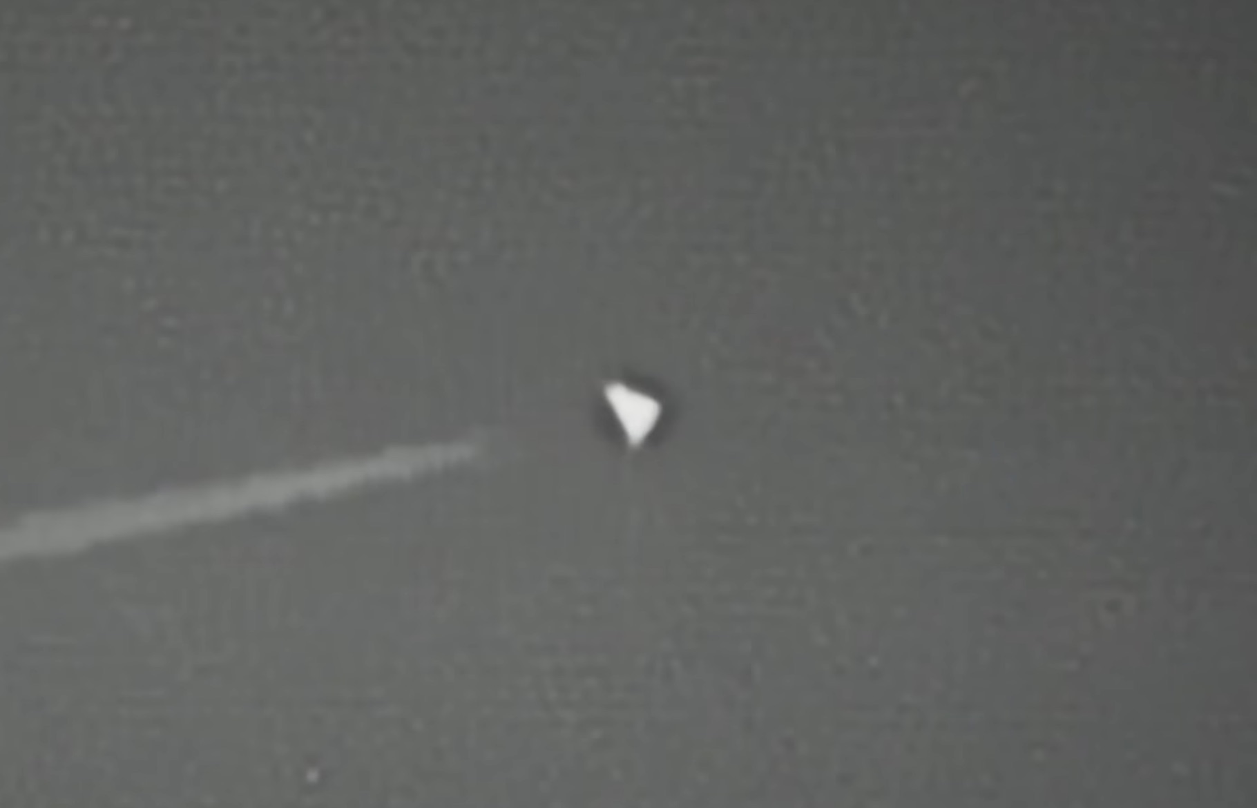 “空飛ぶドリトス”出現! エリア51上空で謎の三角形が激写される。暗号無線が飛び交う中、B-2爆撃機と編隊を組む正体とはの画像1