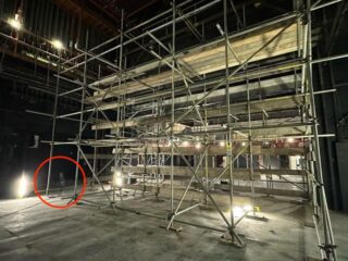 【心霊写真】歴史ある劇場に佇む「半透明の少年」！ 修復工事中に現れた“小さな住人”の正体は… 伝説の霊が実在したのか