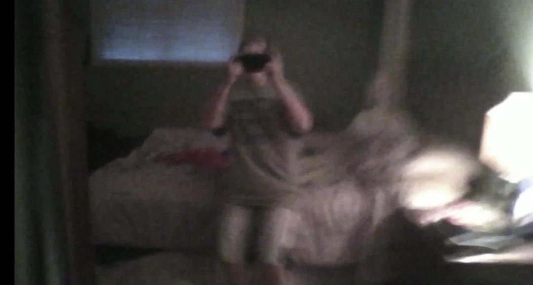 【戦慄】世界の心霊写真6選！霧の中に潜む怪人、階段に浮かぶ頭部… カメラが捉えた戦慄の瞬間の画像2