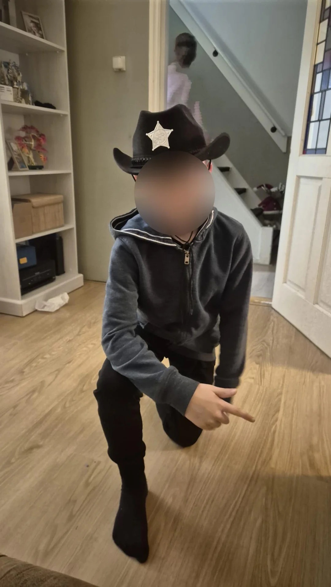 【戦慄】世界の心霊写真6選！霧の中に潜む怪人、階段に浮かぶ頭部… カメラが捉えた戦慄の瞬間の画像11