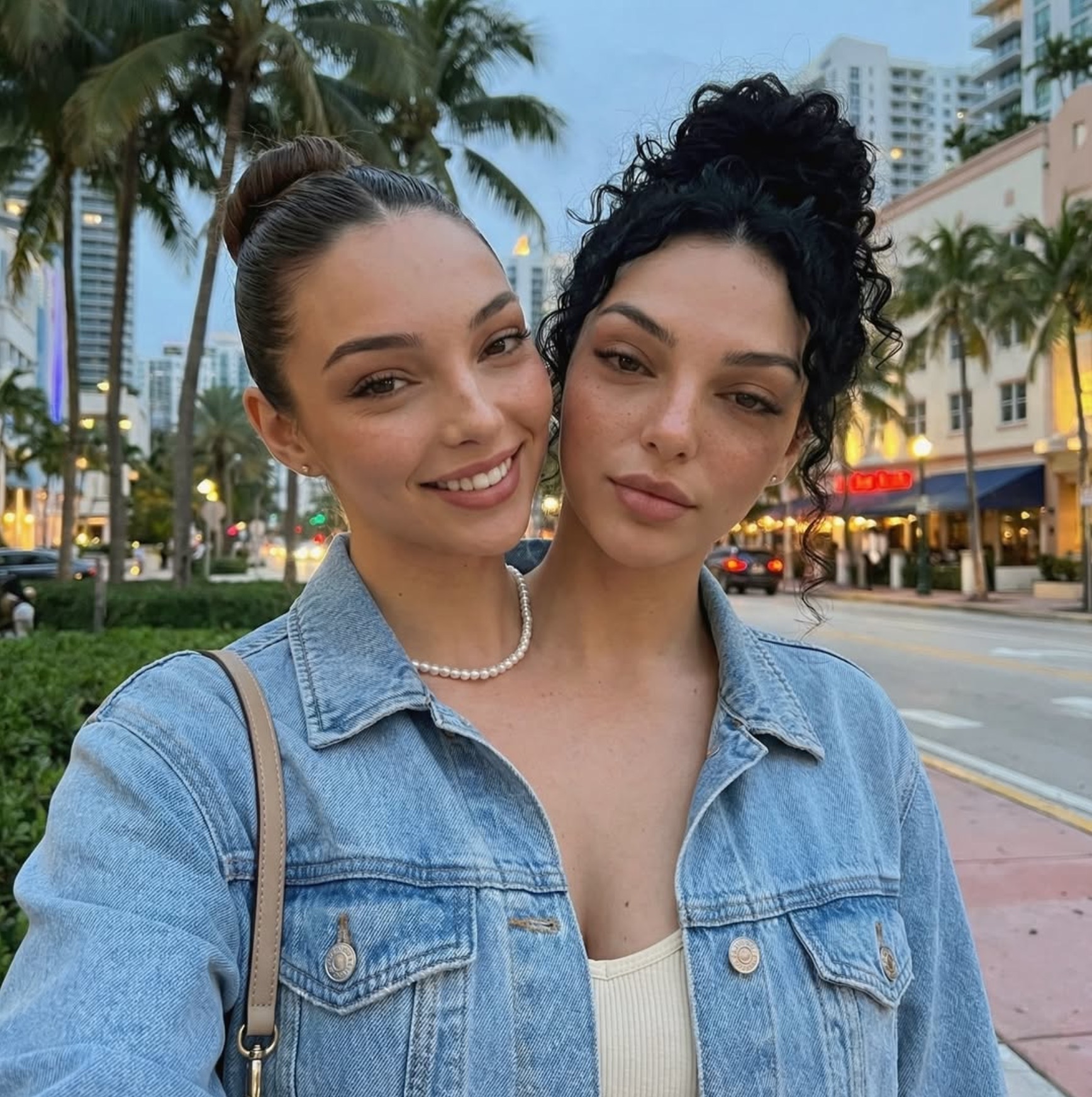 SNSで話題の「美しすぎる結合双生児」はAI生成? 28万人を惹きつける“完璧な容姿と傷跡”、実在を疑わせる巧みな演出の裏側の画像1