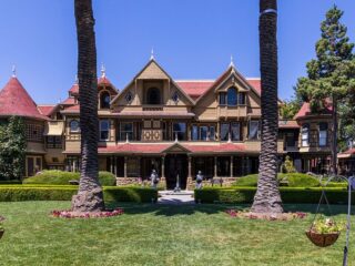 24時間365日、38年間増築され続けた幽霊屋敷「ウィンチェスター・ミステリー・ハウス」の狂気