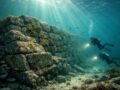 伝説の都「イス（Ys）」？ 大西洋の海底で見つかった7000年前の巨大石壁