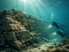 伝説の都「イス（Ys）」は実在した？ 大西洋の海底で見つかった7000年前の巨大石壁が語る真実
